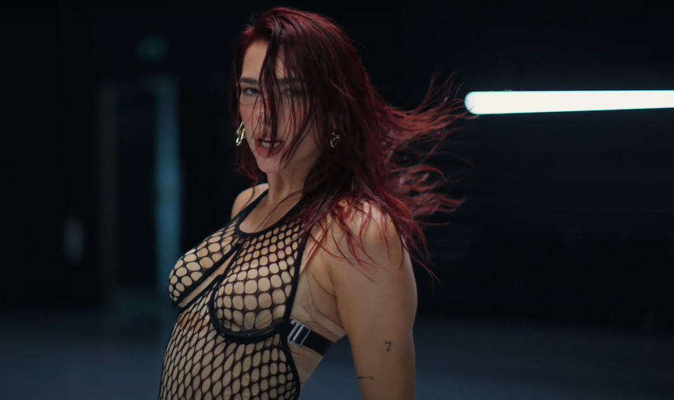 Dua Lipa vo videoklipe k novému singlu Houdini