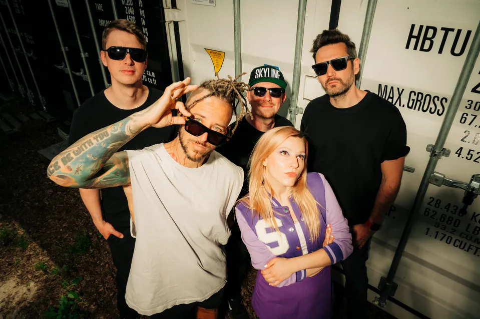 Český kapela Skyline - v popredí frontman Jakub Bína a speváčka Natálie Míšová.