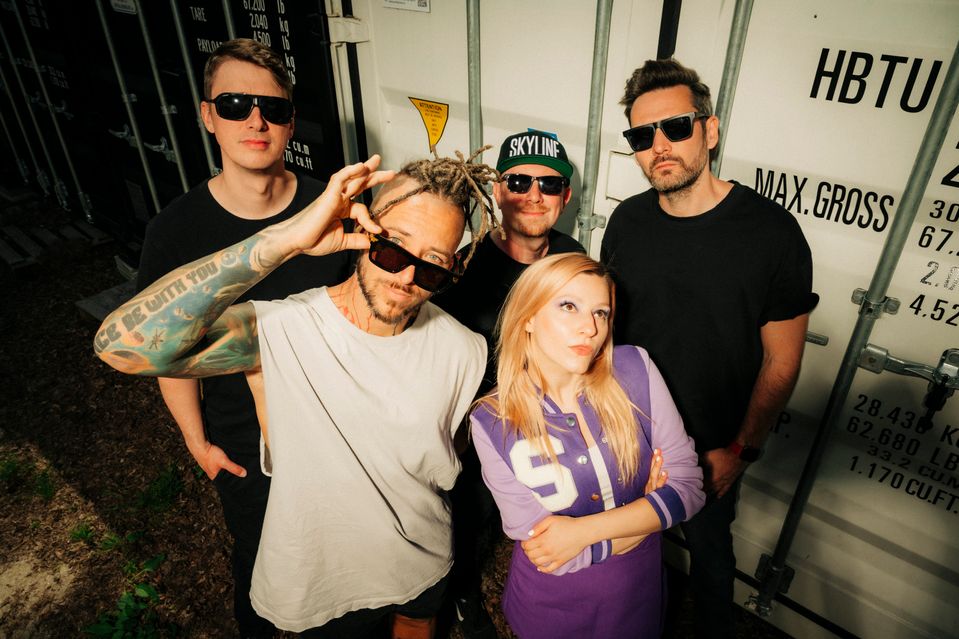 Český kapela Skyline - v popredí frontman Jakub Bína a speváčka Natálie Míšová.