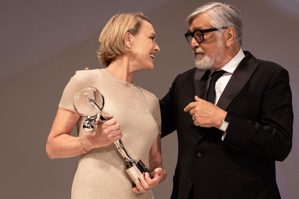 Herečka Robin Wright si z rúk prezidenta festivalu Jiřího Bartošku prevzala Cenu prezidenta MFF Karlovy Vary