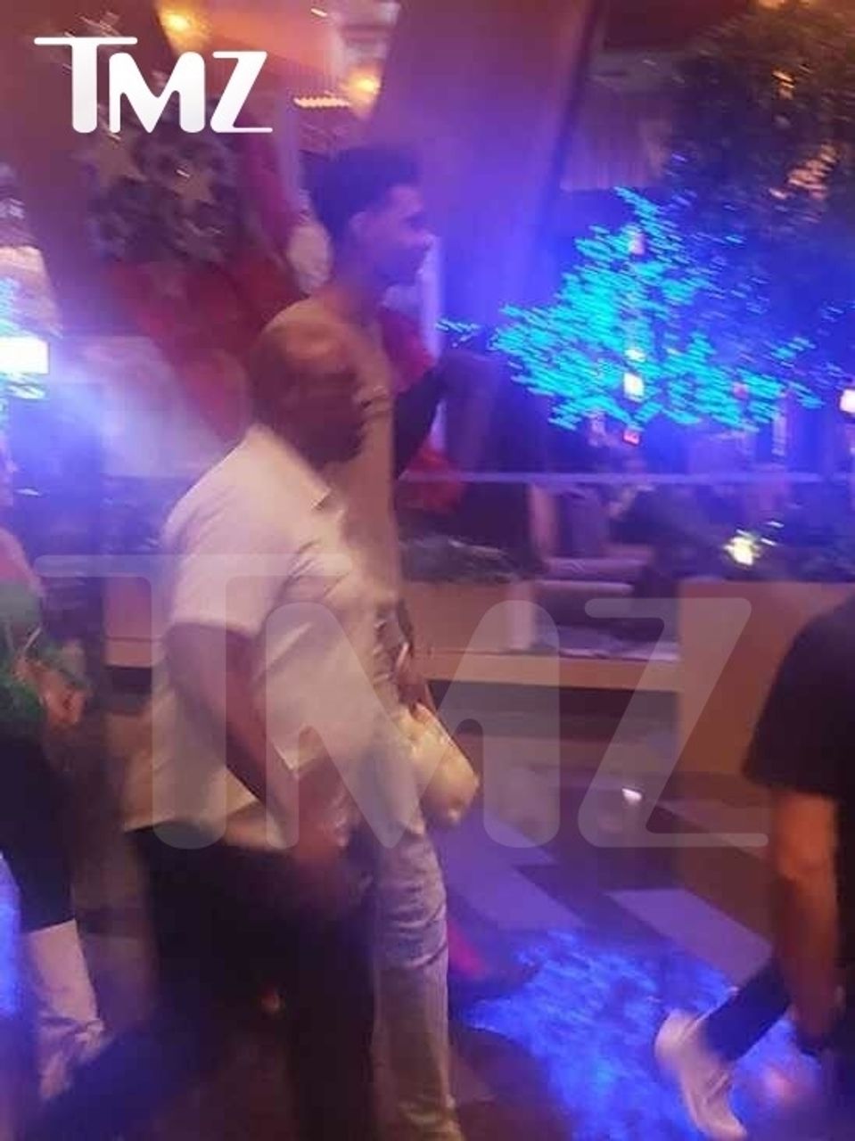 Britney Spears na snímke za NBA hráčom a jeho ochrankárom