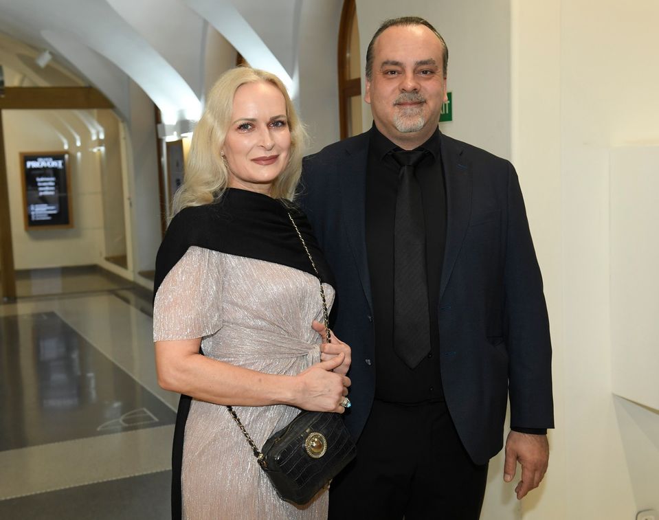 Sväťo Malachovský s partnerkou na premiére filmu Známi neznámi v Prahe.