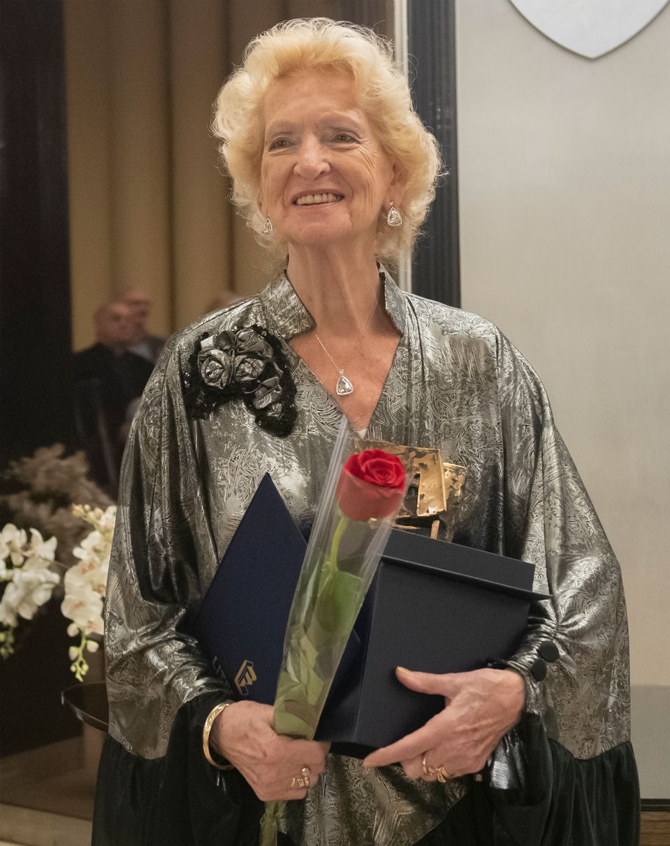 Na snímke korepetítorka Milada Synková si preberá ocenenie za celoživotné dielo na slávnostnom odovzdávaní Cien za celoživotné dielo a výročných cien v oblasti divadla, dabingu, rozhlasu, televízie a teatrológie v Bratislave v pondelok 28. novembra 2022.