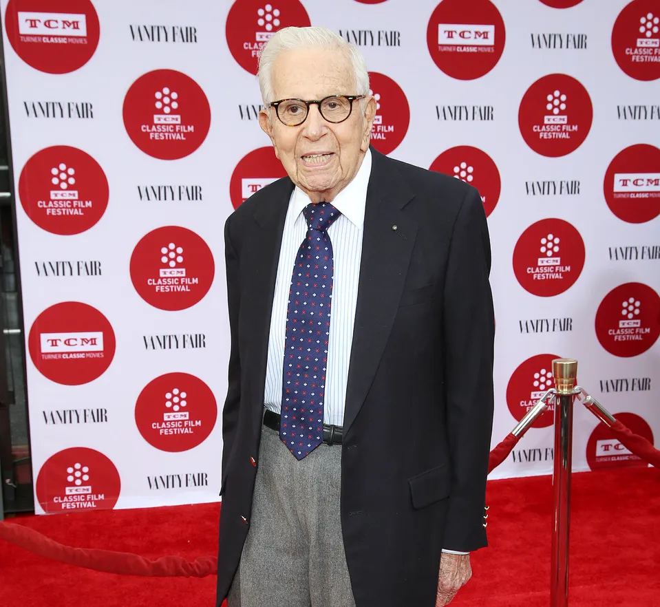Na archívnej snímke z 10. apríla 2014 Walter Mirisch prichádza na slávnostné otvorenie filmového festivalu TCM 2014 v Los Angeles.