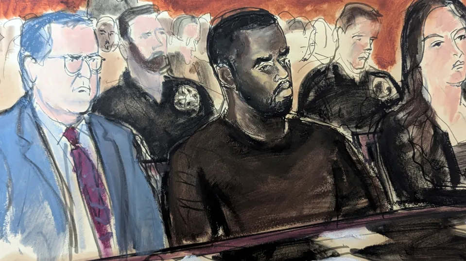 Na kresbe zo súdnej siene americký raper Sean Diddy Combs (uprostred) a jeho právnik Marc Agnifilo (vľavo) sedia v súdnej sieni v New Yorku v utorok 17. septembra 2024.