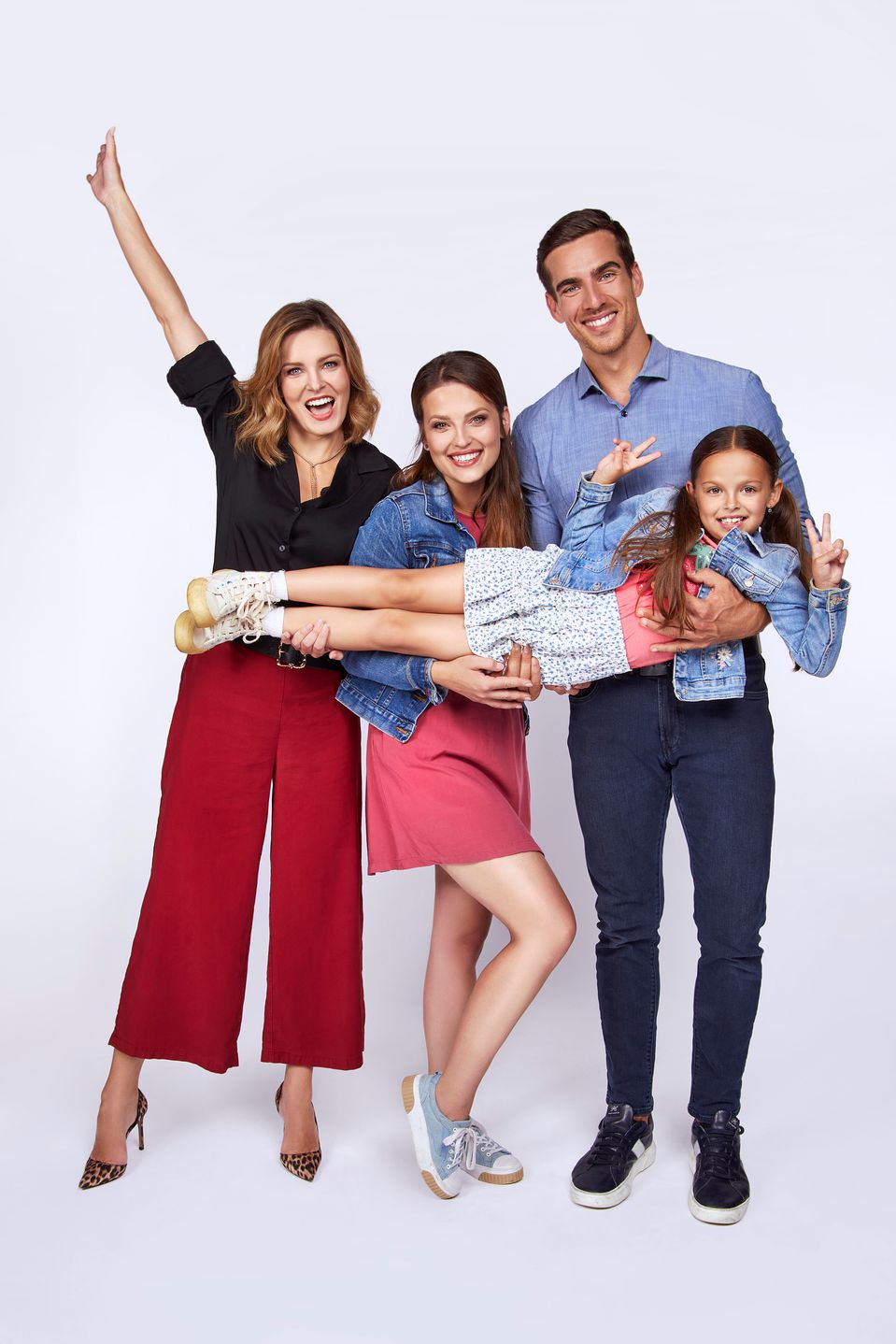 Monika Horváthová, Martina Zábranská, Adam Bardy a Larisa Mižigar v seriáli Mama na prenájom