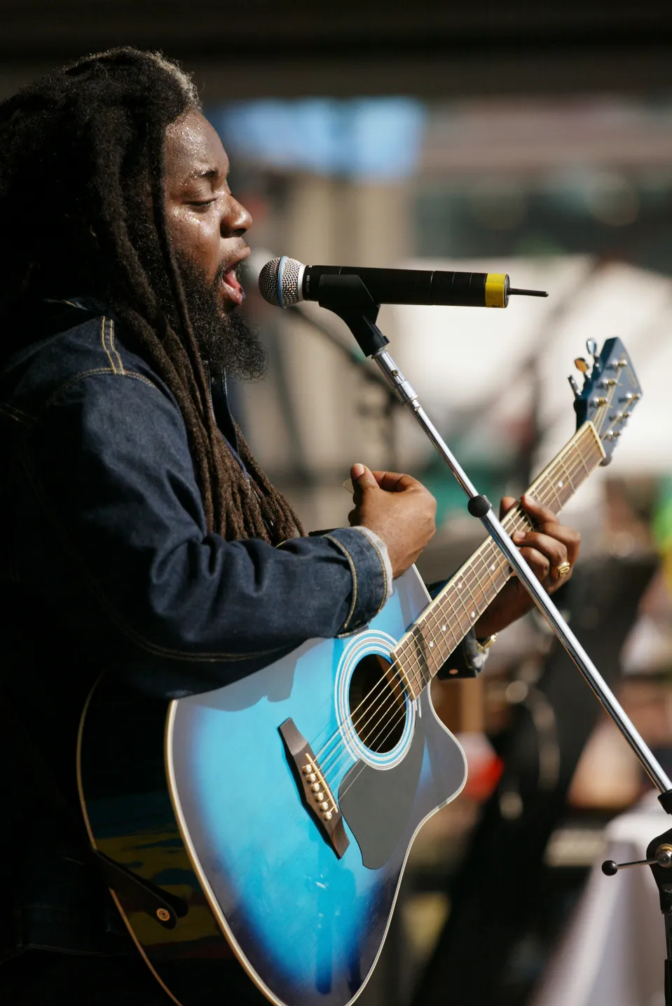 Na archívnej snímke z 4. mája 2022 spevák Peter Anthony Morgan z populárnej reggae skupiny Morgan Heritage vystupuje na festivale New Orleans Jazz & Heritage v New Orleanse.