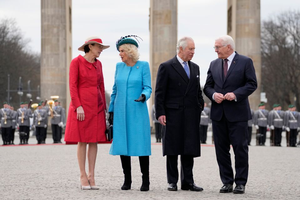 Nemecký prezident Frank-Walter Steinmeier (vpravo) a jeho manželka Elke Büdenbenderová (vľavo) vítajú britského kráľa Karola III. (druhý sprava) a Camillu, kráľovnú manželku (druhá zľava) pred Brandenburskou bránou v Berlíne 29. marca 2023.