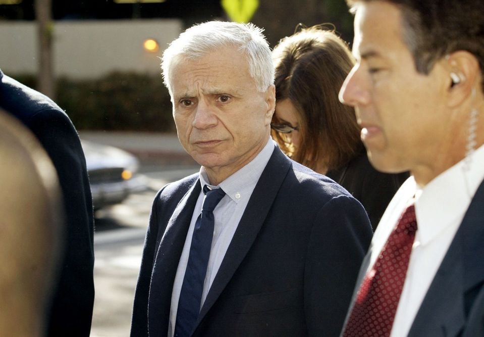 Na snímke Robert Blake so svojimi právnikmi (31. október 2003)