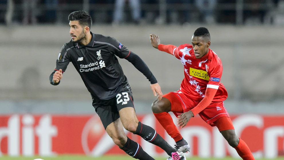 Na snímke hráč Sionu Edimilson Fernandes (vpravo) a hráč Liverpoolu Emre Can