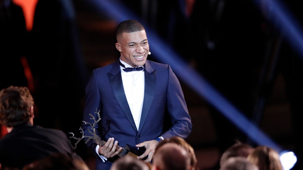 Francúzsky futbalový útočníka a hráč PSG Kylian Mbappé s Cenou Raymonda Kopu.