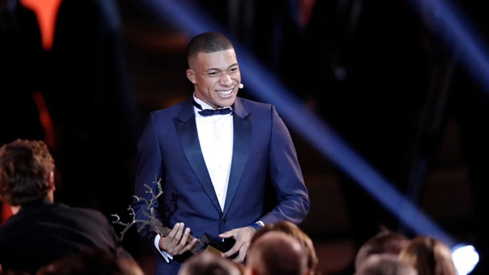 Francúzsky futbalový útočníka a hráč PSG Kylian Mbappé s Cenou Raymonda Kopu.