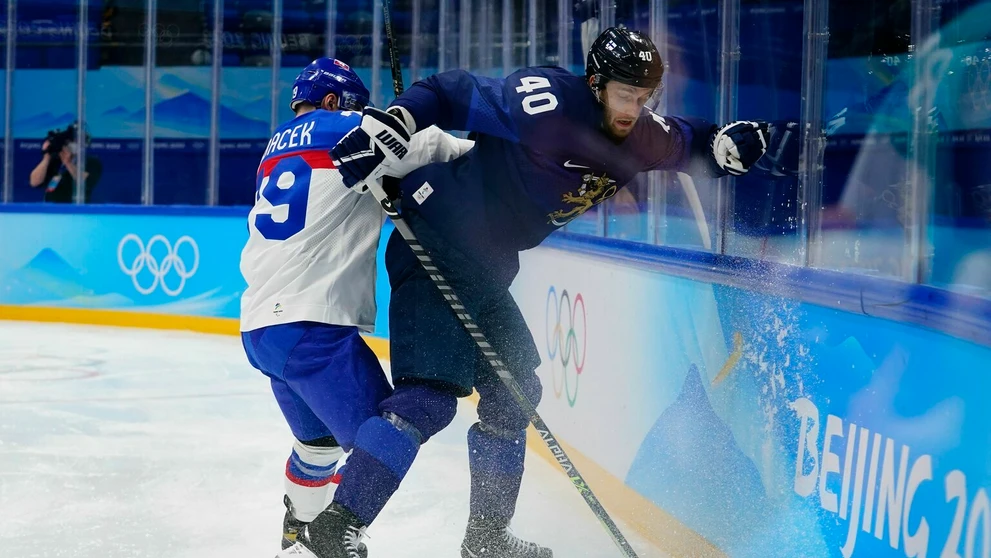 Zľava Libor Hudáček a Fín Petteri Lindbohm v dueli ZOH 2022.