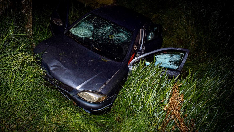 Opitý vodič bez vodičáku pri Leviciach viezol tri malé deti. Skončili v priekope pod mostom.