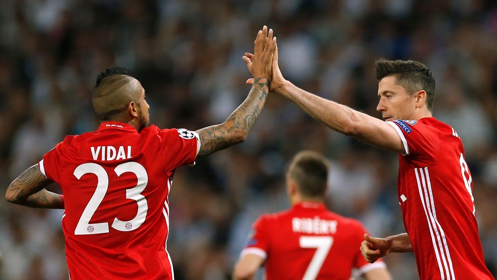Arturo Vidal (vľavo) a Robert Lewandowski z Bayernu sa tešia z gólu v odvete štvrťfinále LM proti Realu Madrid.