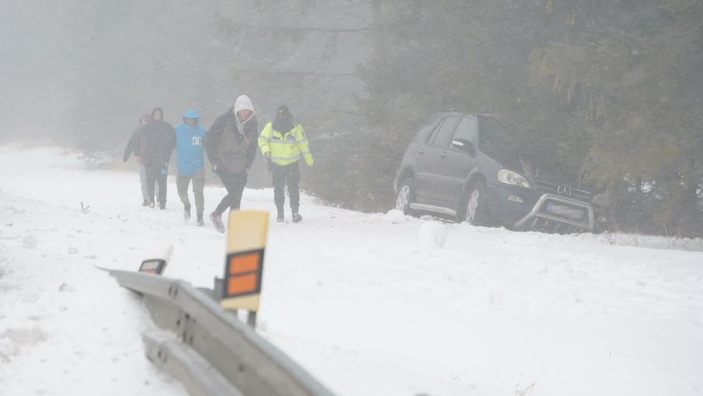 Pri silný vietor skončili niektoré autá aj mimo cesty