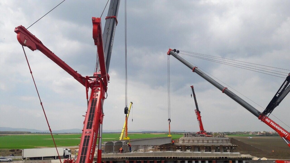 Výstavba nadjazdu nad D1 pri obci Blatné.