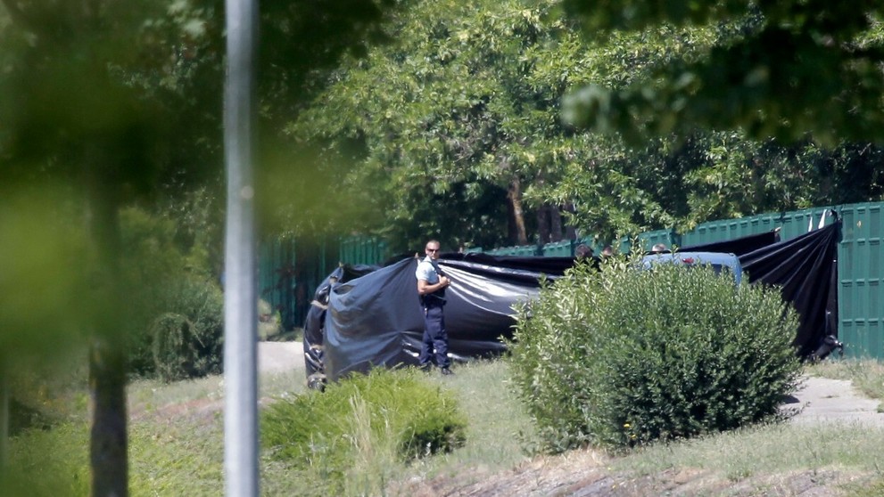 Francúzska polícia pátra po druhom mužovi.