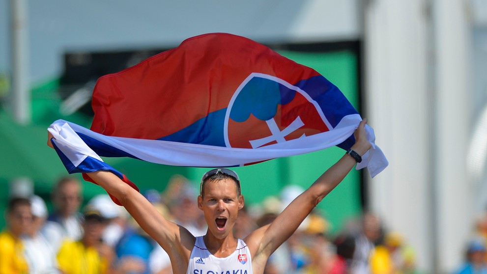 Na snímke slovenský atlét Matej Tóth oslavuje víťazstvo a zisk zlatej olympijskej medaily