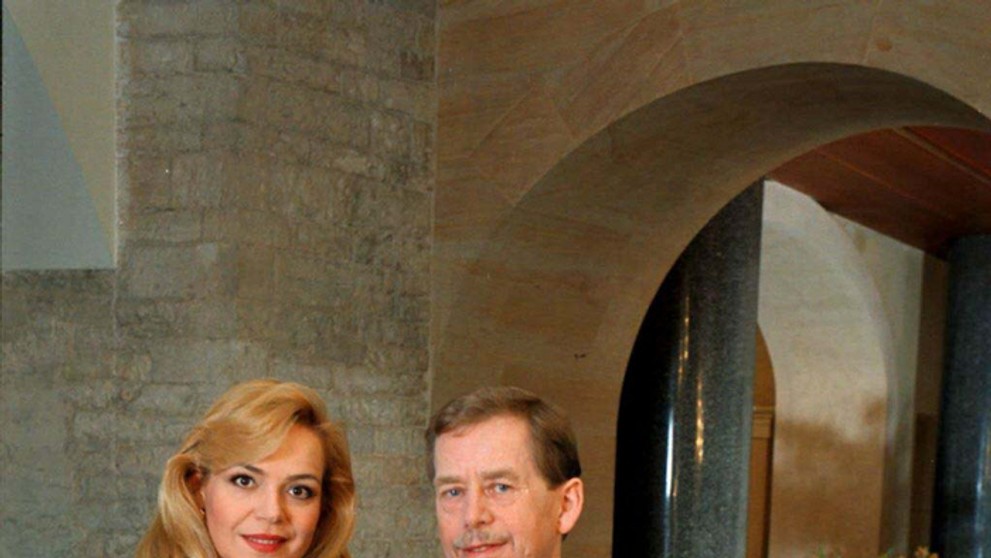Prezident ČR Václav Havel s manželkou Dagmar na Pražskom hrade na archívnej snímke.