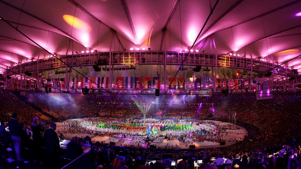 Svetelná šou počas záverečného ceremoniálu LOH v Riu.