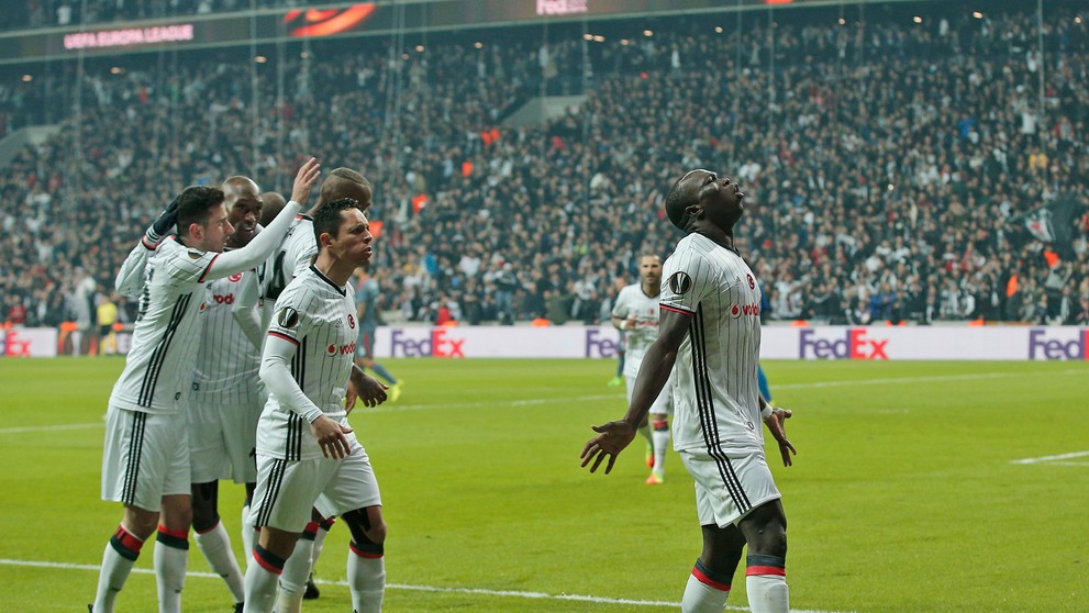 Vincent Aboubakar (vpravo) z Besiktasu oslavuje gól so spoluhráčmi v odvete osemfinále EL proti Olympiacosu.