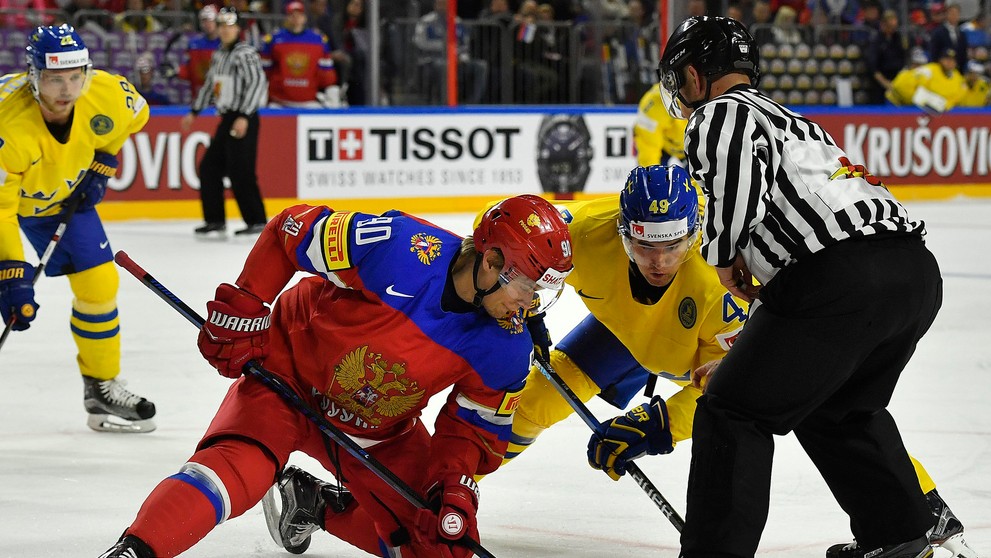 Rus Vladislav Namestnikov (vľavo) v súboji so Švédom Williamom Nylanderom na MS 2017.