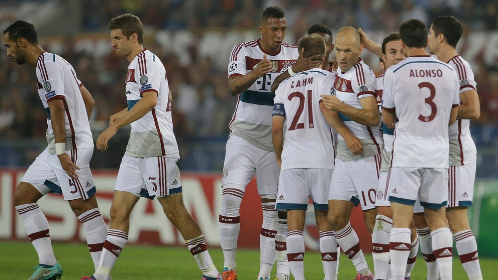 Hráči Bayernu Mníchov oslavujú prvý gól do bránky AS Rím vo futbalovom zápase E-skupiny Ligy majstrov