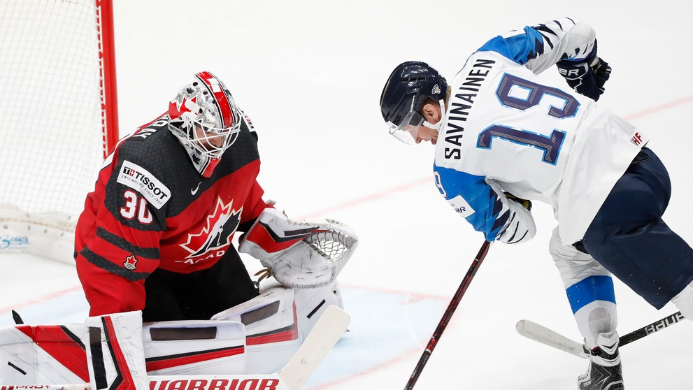 Zľava Fíni Harri Pesonen, Veli-Matti Savinainen a Marko Anttila oslavujú gól vo finále MS 2019 proti Kanade.