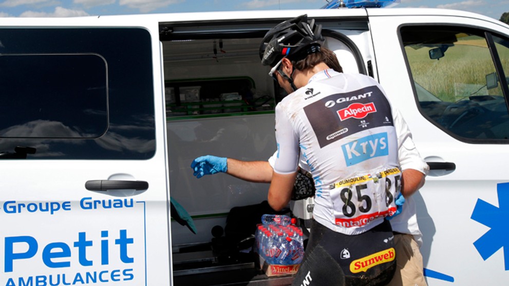 Vedúci jazdec do 25 rokov Tom Dumouli (Giant) odstupuje z pretekov a nastupuje do sanitky po páde na 3. etape TdF.