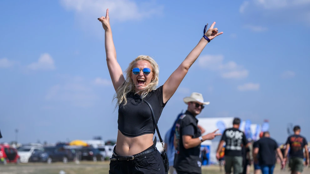 Fanúšikovia počas príchodu na koncert AC/DC.