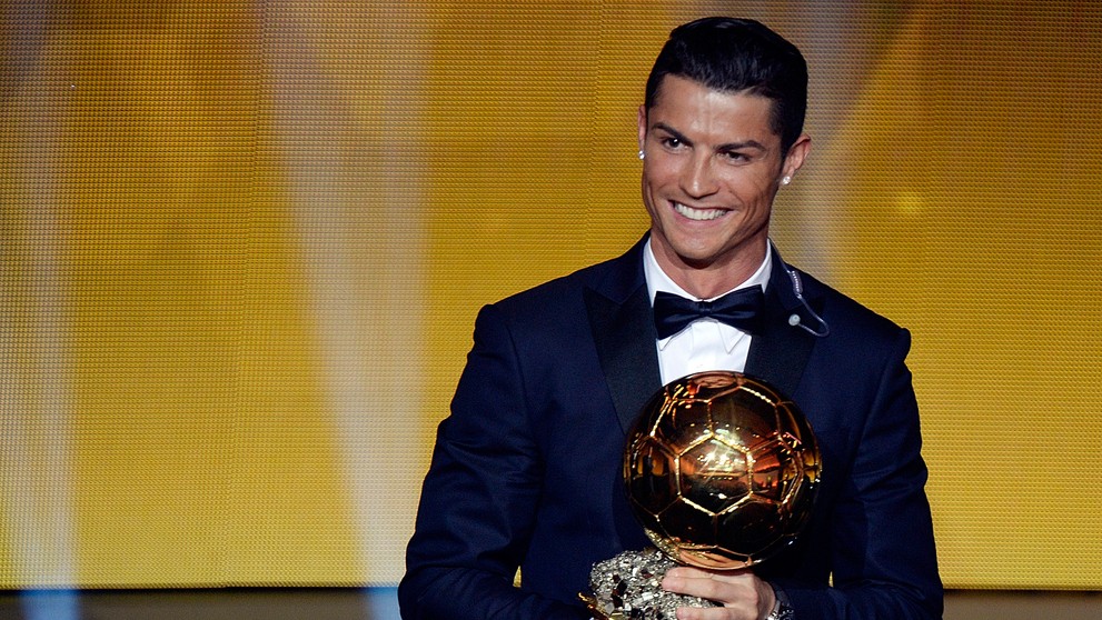 Portugalčan Cristiano Ronaldo z Realu Madrid pózuje so Zlatou loptou pre najlepšieho futbalistu pre rok 2014