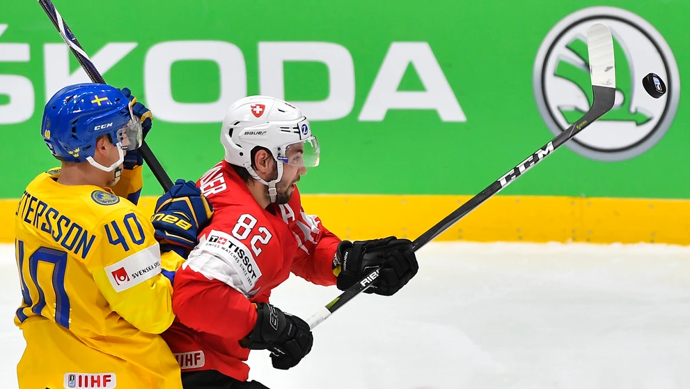 Zľava Mattias Ekholm zo Švédska a Švajčiar Roman Josi v zápase na MS 2019.