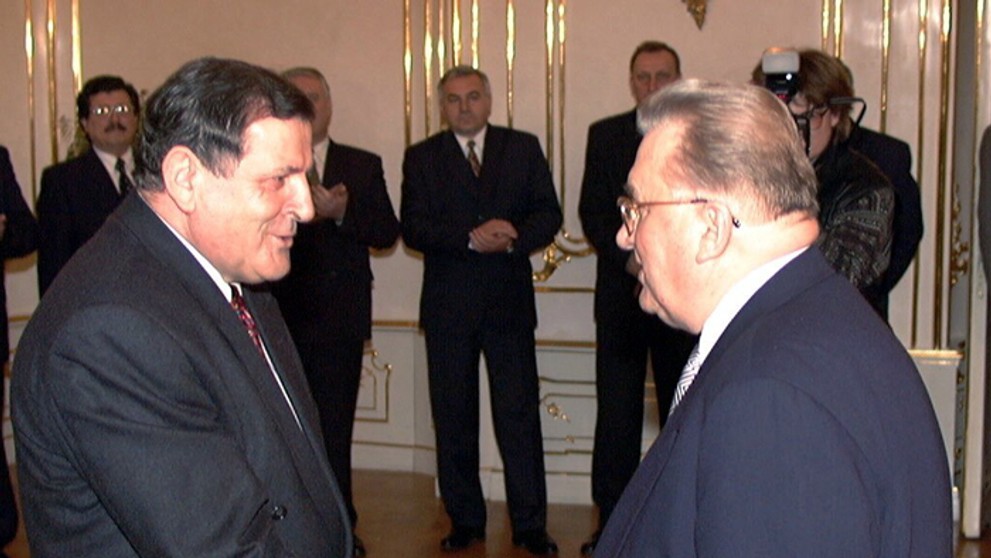 Vladimír Mečiar (vľavo) symbolickým podaním ruky odstupujúcemu prezidentovi Michalovi Kováčovi prevzal 2. marca 1998 právomocí h