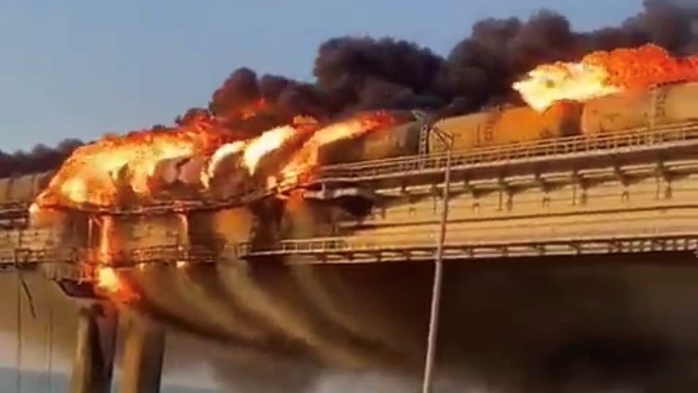 Ruský most na Kryme je v plameňoch