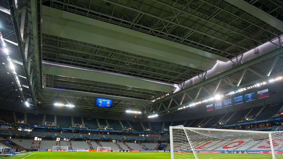 Zatvorená strecha štadióna pred zápasom B-skupiny na majstrovstvách Európy vo futbale medzi Ruskom a Slovenskom.