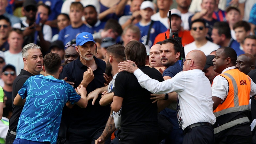 Kouč Chelsea Thomas Tuchel v šarvátke s náprotivkom z Tottenhamu Antoniom Contem.