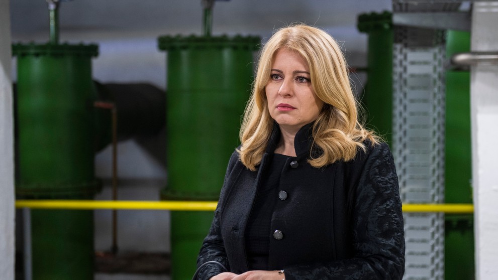 Prezidentka SR Zuzana Čaputová počas návštevy pracovníkov vodárenskej čerpacej stanice na ostrove Sihoť.