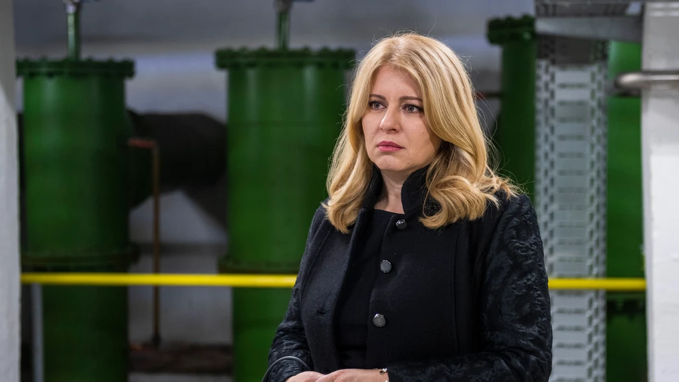 Prezidentka SR Zuzana Čaputová počas návštevy pracovníkov vodárenskej čerpacej stanice na ostrove Sihoť.