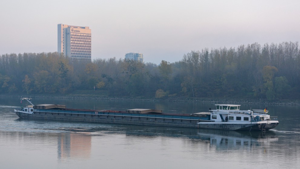 Loď stojí neďaleko Riverparku