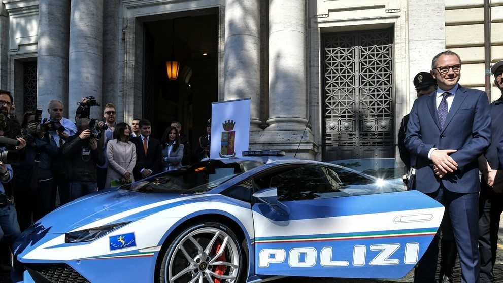 Minister vnútra Marco Minniti pózuje pre novým Lamborghini Huracan