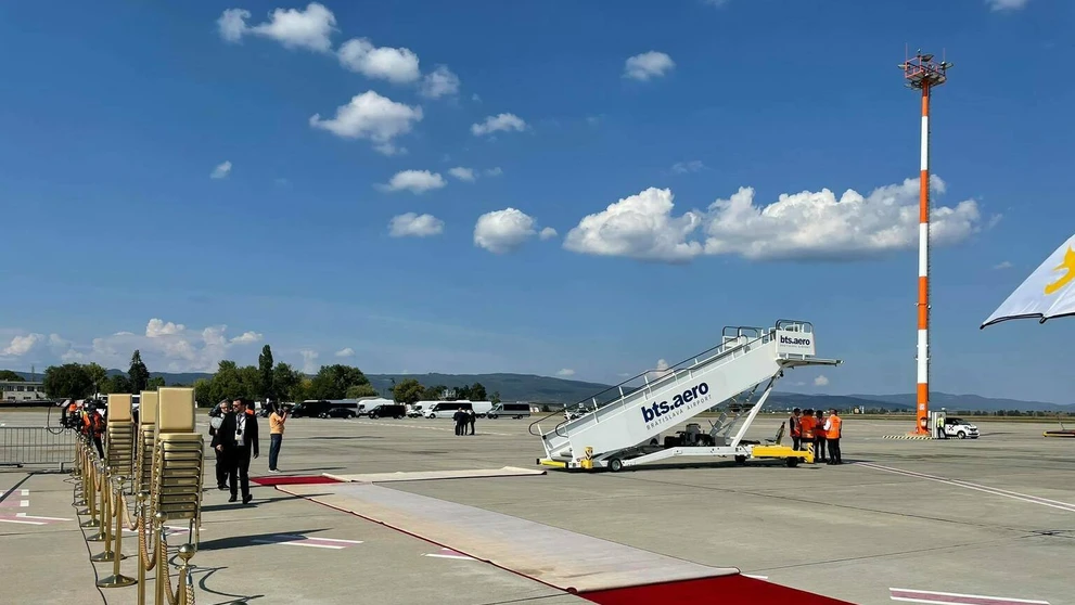 Pripravená letisková plocha na privítanie pápeža.
