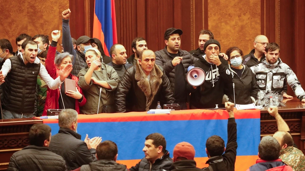 Ľudia protestujú proti podpísaniu dohody o ukončení vojny v Karabachu po tom, čo sa vlámali do budovy parlamentu 10. novembra 20