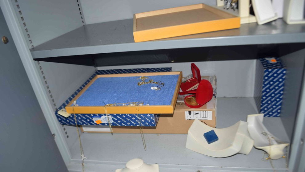 Po ozbrojených lupičoch ostali len prázdne regále.