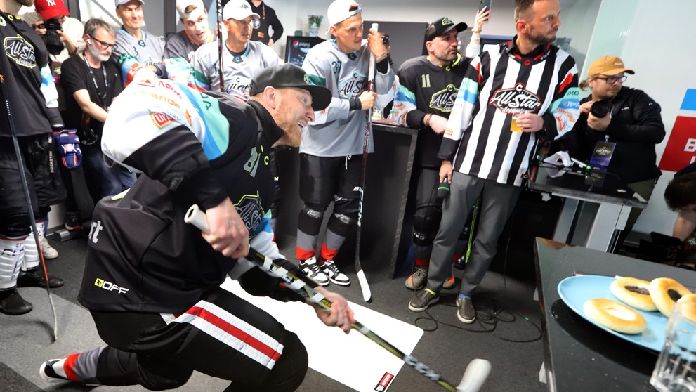Na snímke Marcel Hossa strieľa z bufetu do bránky počas hokejovej exhibície All Star legiend v Tipsport aréne v Banskej Bystrici.