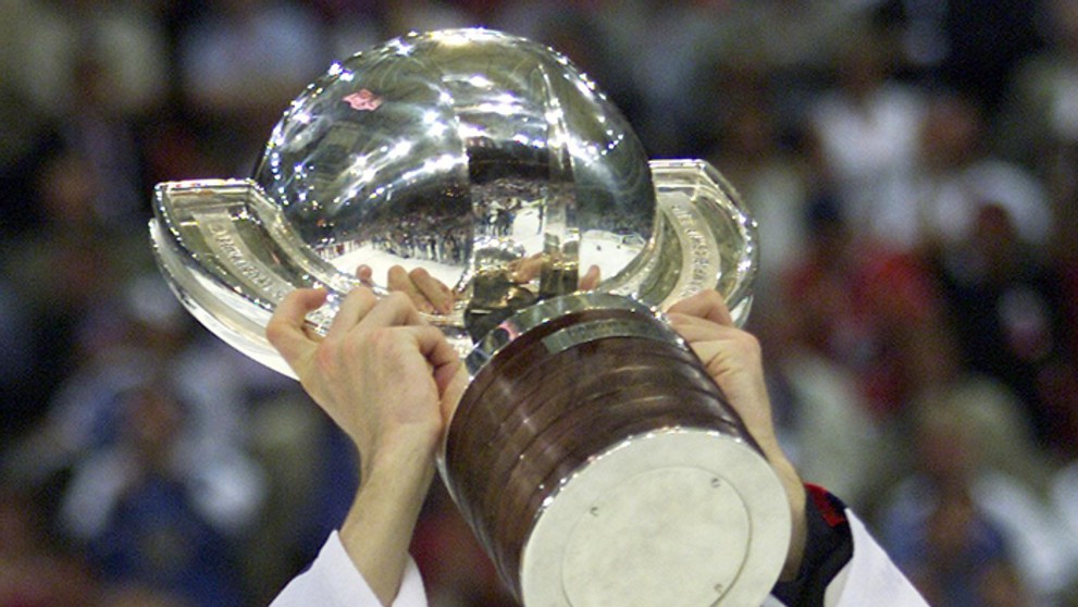 Na archívnej snímke kapitán Miroslav Šatan s trofejou pre majstrov sveta (11. mája 2002).