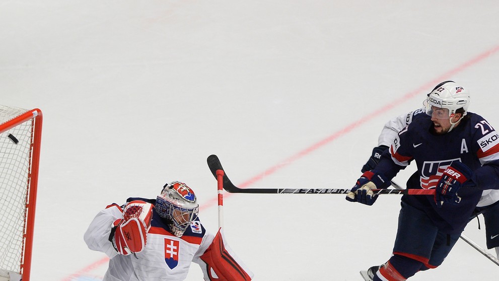 Na snímke vľavo Július Hudáček (Slovensko) a Justin Faulk 