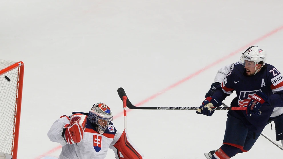 Na snímke vľavo Július Hudáček (Slovensko) a Justin Faulk 