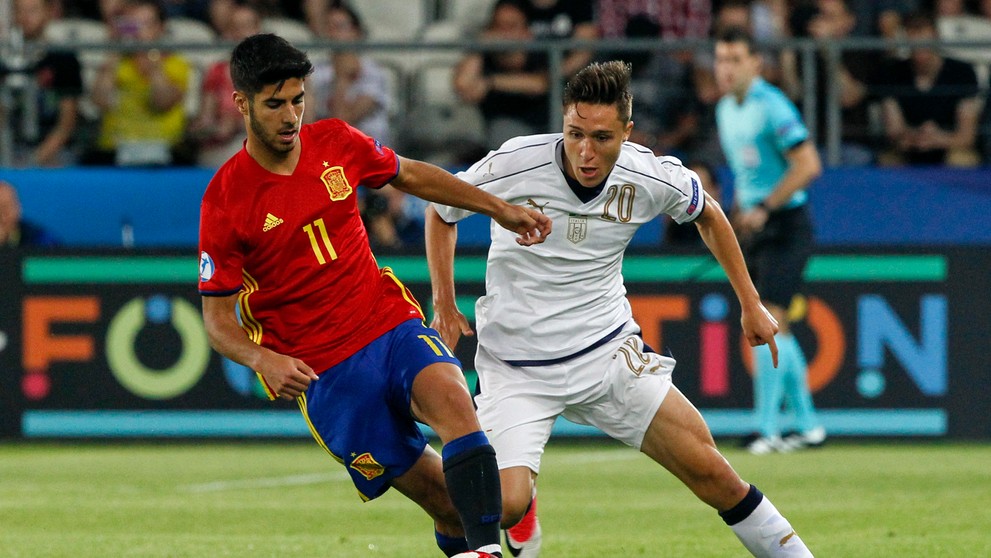 Marco Asensio (vľavo) zo Španielskabojuje o loptu s Talianom Federicom Chiesom v semifinále ME 21.