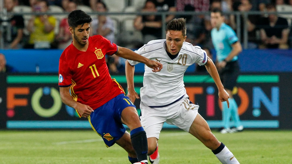 Marco Asensio (vľavo) zo Španielskabojuje o loptu s Talianom Federicom Chiesom v semifinále ME 21.
